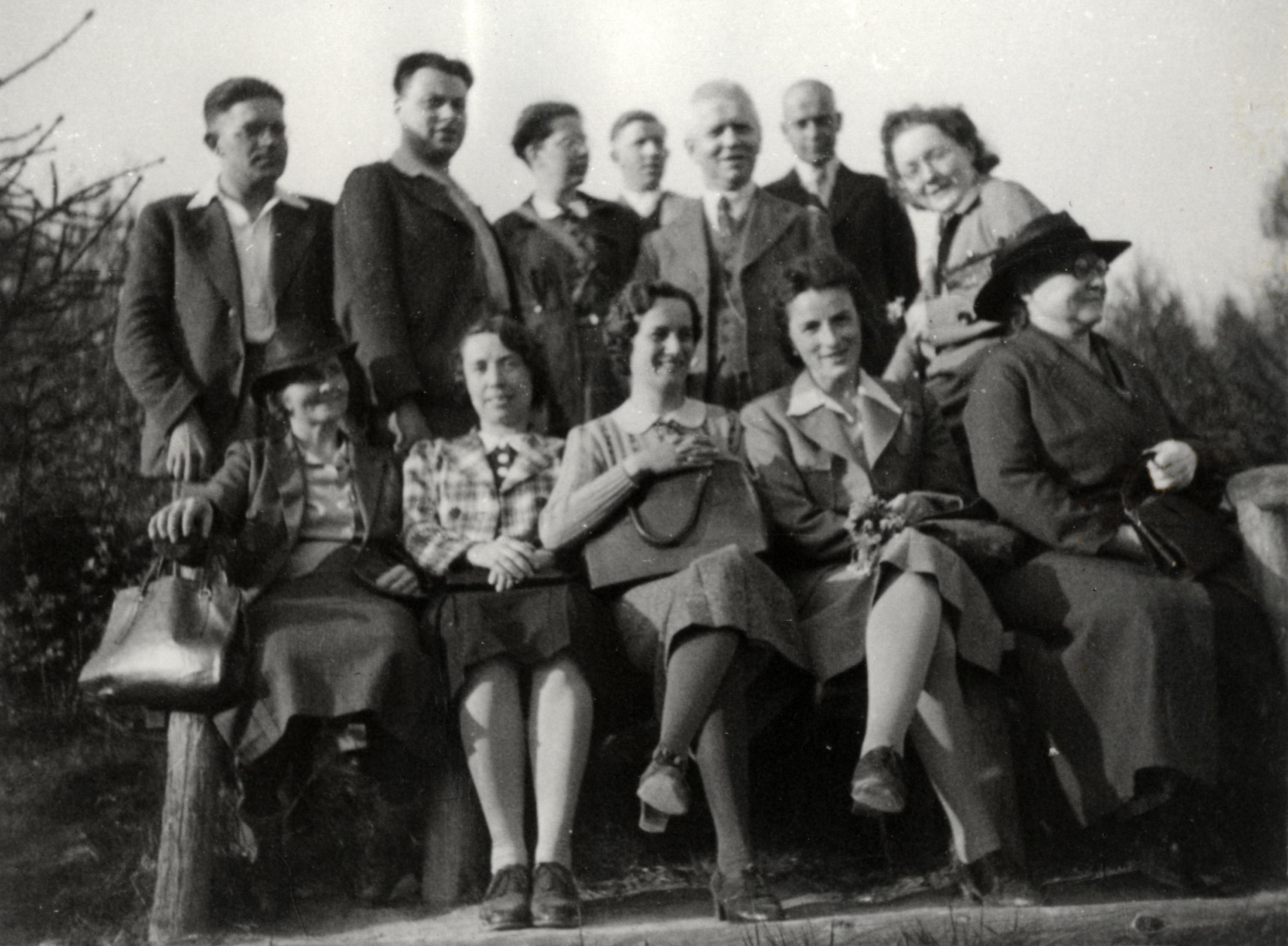 Wanderung von Mitgliedern der Widerstandsgruppe um Georg Buch (stehend, ganz l.) zum Ausflugslokal Hubertushütte am 1. Mai 1940